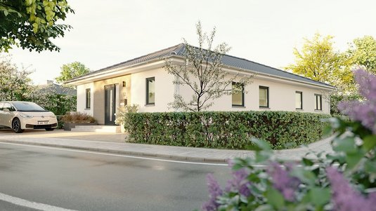 Moderner Bungalow Era 131 mit Walmdach und heller Putzfassade in gepflegter Wohnlage mit Vorgarten und Autoauffahrt