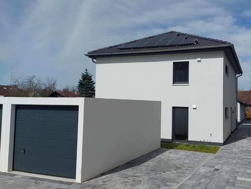 Musterhaus-Arnstorf-Garten-Garage-Eingang Musterhaus-Arnstorf-Garten-Garage-Eingang