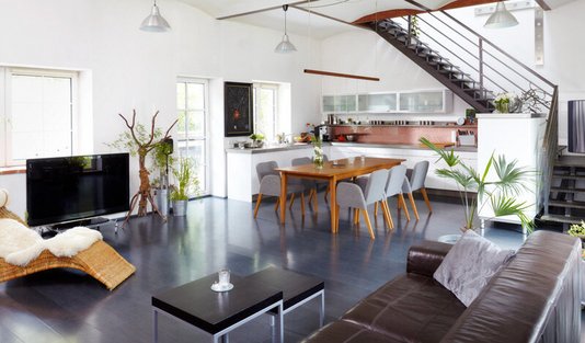 Fotolia_26436419_Subscription_L Wohnzimmer mit Küche, Treppe, Fernseher, Couch